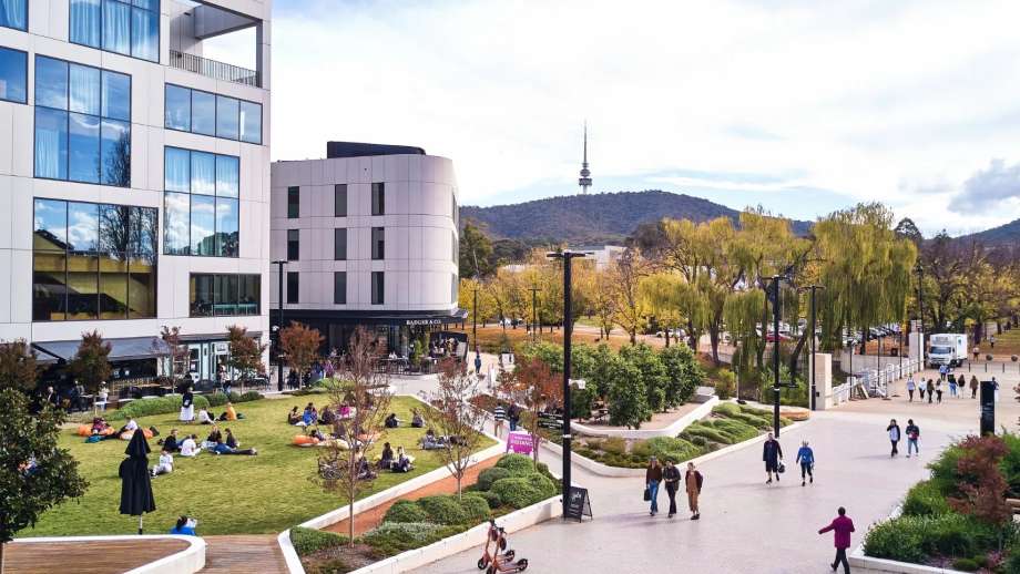 aerial shot of 皇冠博彩官网 - 皇冠体育比分网 - 皇冠体育盘口's Acton campus.